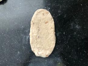 10、松弛好的面团擀成牛舌状。