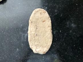 10、松弛好的面团擀成牛舌状。