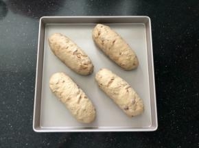 13、发酵至1.5倍大，用手指轻轻按一下面团，会反弹，留下轻微的压痕的状态就可以了。