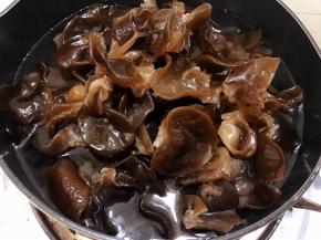 锅里烧一锅水，水滚开后倒入木耳焯烫一分钟