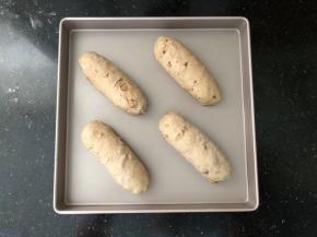 12、收口朝下有间距的码入烤盘中，放入烤箱进行二次发酵，温度35度，湿度为70%，发酵30分钟左右。