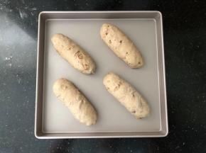 12、收口朝下有间距的码入烤盘中，放入烤箱进行二次发酵，温度35度，湿度为70%，发酵30分钟左右。