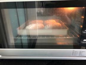 15、烤箱预热至上下火150度，放入烤盘于中下层烘烤25分钟出炉。