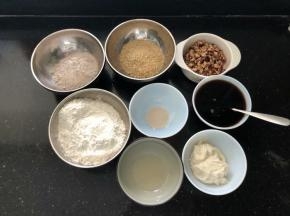 1、称量好所用的材料，红糖、盐直接和水称量在一起，搅拌至完全融化。红枣提前剪成小丁。