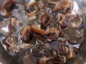 焯烫好的木耳捞出过凉水后沥干水份