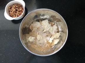 2、除了红枣丁以外的所有材料按照先液体后固体的顺序依次倒入厨师机的盆中，老面撕成小块一起放入盆中。