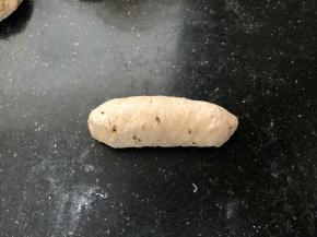 11、自下而上卷起，捏紧收口的地方。