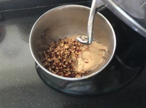 4、接下来放入红枣丁继续揉至混合均匀即可。