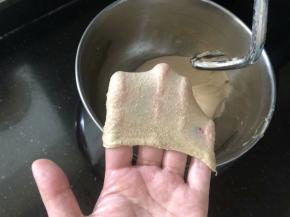 3、启动厨师机的揉面程序揉至面团达到扩展阶段。