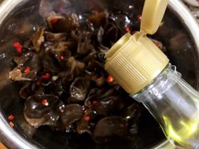 淋上花椒油提香