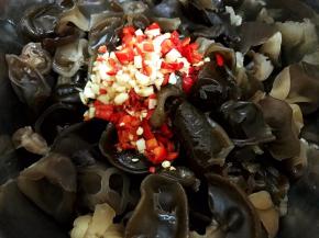 木耳沥干水后倒入盆里加入料汁