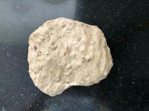 7、取出轻轻拍打排出气体。