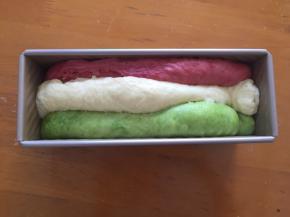 发酵至9分满，放入预热好的烤箱180度，上下火35分钟