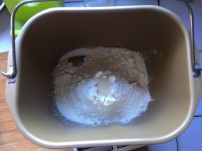 将黄油以上全部材料放入面包机中，和面20分钟