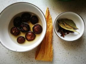 干香菇不算大，洗净，豆油皮洗净，都是干的，不要泡发，让它们在炖的过程中充分吸收汤汁，非常好吃