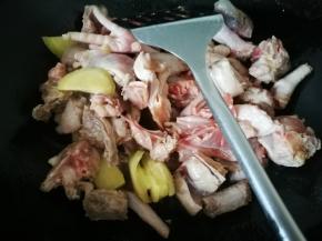 热锅凉油，放入姜片爆香一会，倒入鸡，八角，香叶