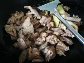 翻炒到鸡变色，飘出香味，多炒会，炒香，不然会有股腥味