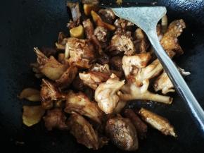 倒入生抽，老抽，少许香醋，翻炒均匀