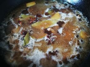 倒入开水，大火煮几分钟，水要没过鸡肉