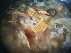 放入干香菇和豆油皮，大火烧开