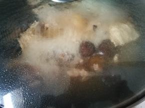 盖盖，转小火慢炖90分钟，你的鸡如果比较嫩个，就缩短时间