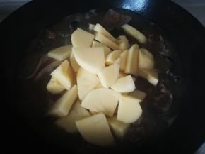 90分钟后，开盖，大火烧开，放入切好的土豆片