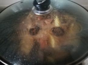 烧开后，盖盖，转中小火炖10分钟左右，具体时间以土豆炖熟为止