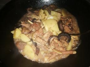 开盖加适量盐，黑胡椒粉，大火烧开收汁，不要持续翻动，免得土豆翻烂了，起锅