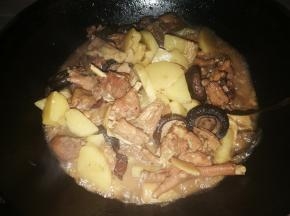 开盖加适量盐，黑胡椒粉，大火烧开收汁，不要持续翻动，免得土豆翻烂了，起锅