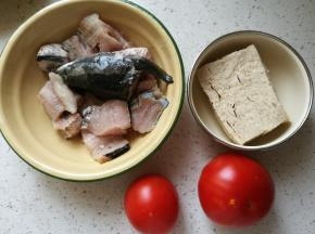黑鱼骨洗净，冻豆腐捏干水，一会好吸汤汁，番茄洗净