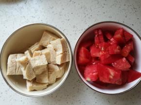 冻豆腐切块，番茄去皮切块