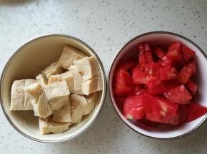 冻豆腐切块，番茄去皮切块