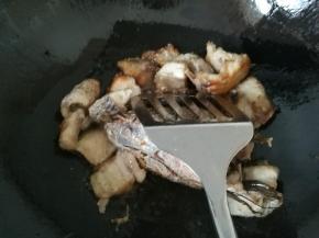 倒入鱼骨，煎到金黄，一定要煎好，不然有腥味