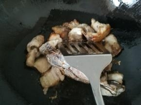 倒入鱼骨，煎到金黄，一定要煎好，不然有腥味