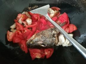 鱼煎好后，倒入番茄，翻炒