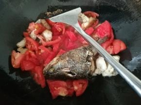 鱼煎好后，倒入番茄，翻炒