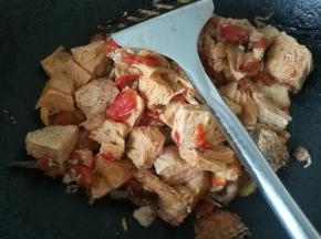加入适量盐，味极鲜，黑胡椒粉，大火翻炒收汁