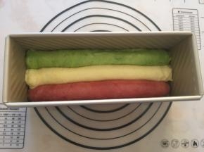 放入烤箱二次发酵40分钟，不用开烤箱，放一碗热水就可以了