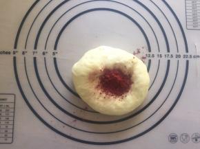 将面团分成均等的三份，其中一份加入红丝绒份，一份加入抹茶粉