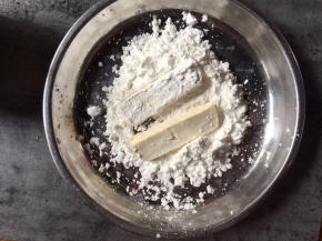 放入生粉里滚一滚