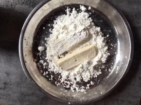 放入生粉里滚一滚