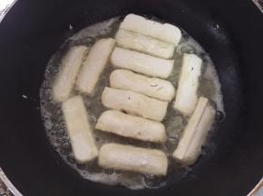 热油锅，放入滚了生粉的豆腐