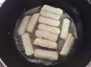 热油锅，放入滚了生粉的豆腐