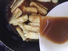 倒入搅拌好的酱汁中火煮入味收汁
