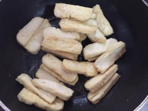 .煎锅留少许油，加入煎好的豆腐