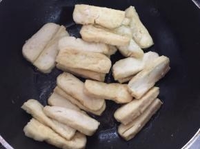.煎锅留少许油，加入煎好的豆腐
