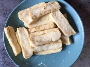 煎至两面金黄捞起
