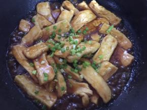 起锅前撒上葱花即可。