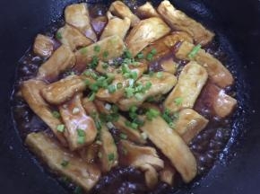 起锅前撒上葱花即可。