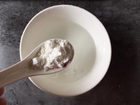 半碗清水加入1勺生粉